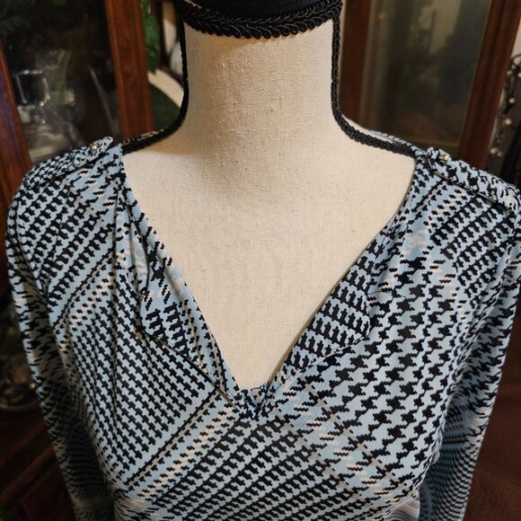 New York & Company Stretch Patterned Long Sleeve Blouse - Picture 3 of 9